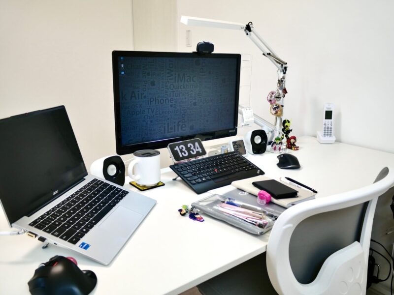 白基調のPC作業部屋